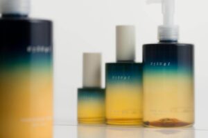 オサジ“秋晴れの香り”「ウツリ」ヘアオイルやルームミスト、爽やかハーブ&果実の穏やかな香り