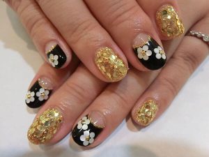 セルフで簡単【ホログラムネイル】のキラキラがたまらない。